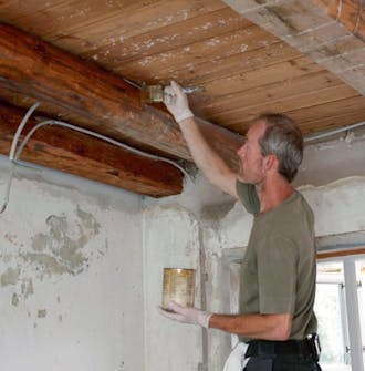 Ny gipsloft med synlige bjælker: Olier bjælkerne Ny gipsloft med synlige bjælker: Olier bjælkerne